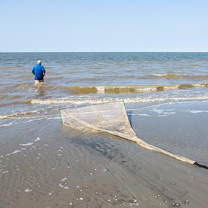 Reinoud heeft al zijn materiaal in een pakketje opgeborgen, te vervoeren op zijn rug.